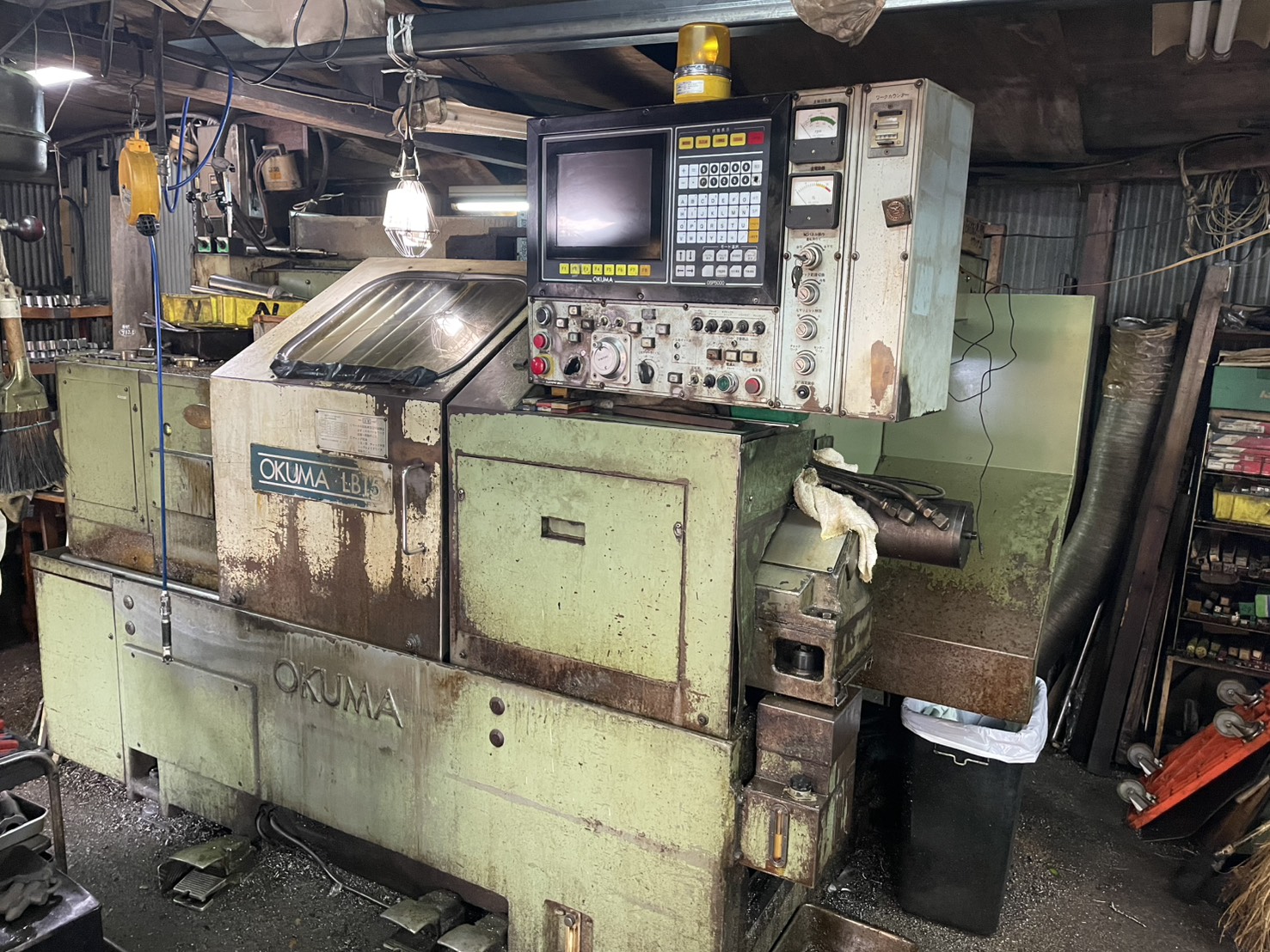 OKUMA LB15 CNC Lathe 1990 with OSP5020L-G control and feeder